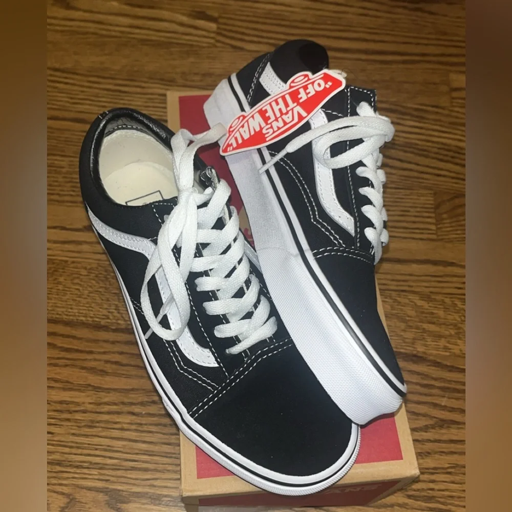 Women’s Size 7 Vans Black and White Old Skool Sneakers - Picture 2 of 5